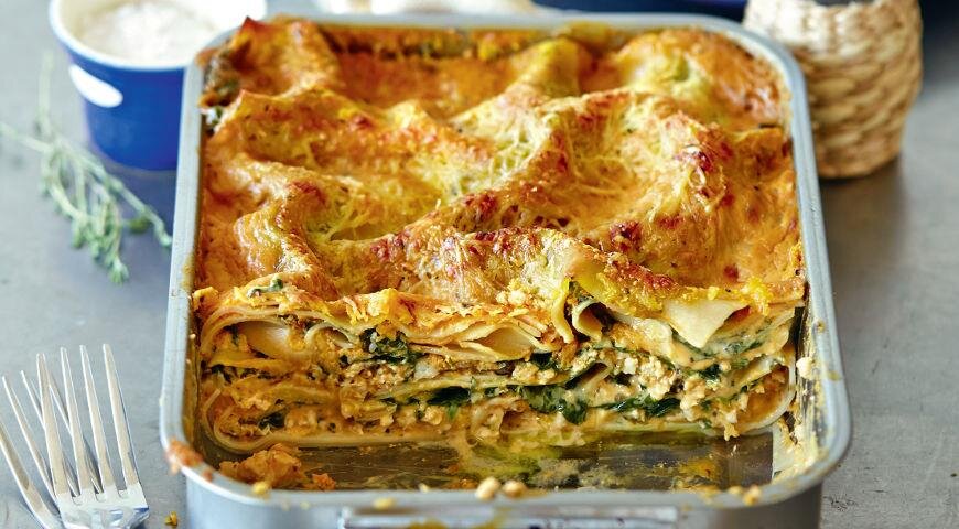 Лазанья с соусом из тыквы — это необычное прочтение традиционного итальянского блюда. Кушанье обязательно придется по душе любителям теплых и пряных вкусов, ведь оно буквально пропитано сладковатым тыквенным соусом и нежной моцареллой.Лазанья с соусом из тыквы