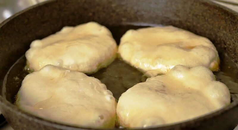 Пирожки с яблоками жареные на сковороде