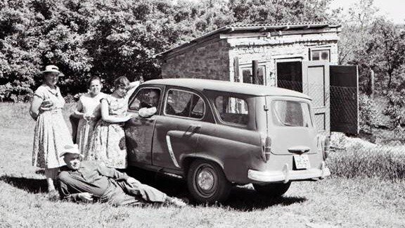 Разрешение заниматься садоводством и огородничеством на выданном бесплатно участке было положительно воспринято советскими людьми.