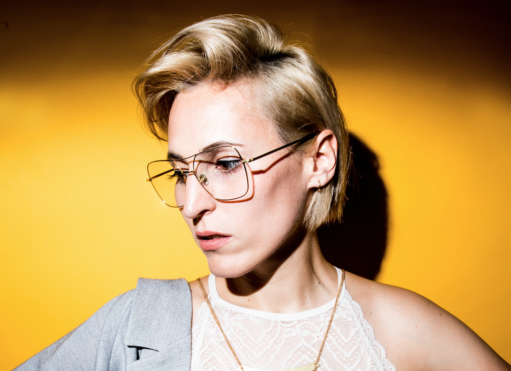 Вот так исполнительница выглядит сейчас. По-моему, у неё безумно интересная внешность :)