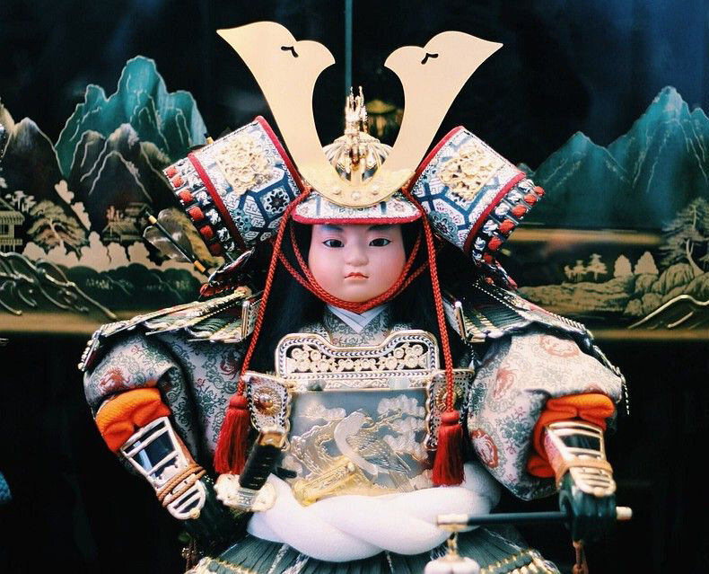 Декоративная кукла в доспехах самурая на тематической выставке 
в Санкт-Петербурге, 2018 год.