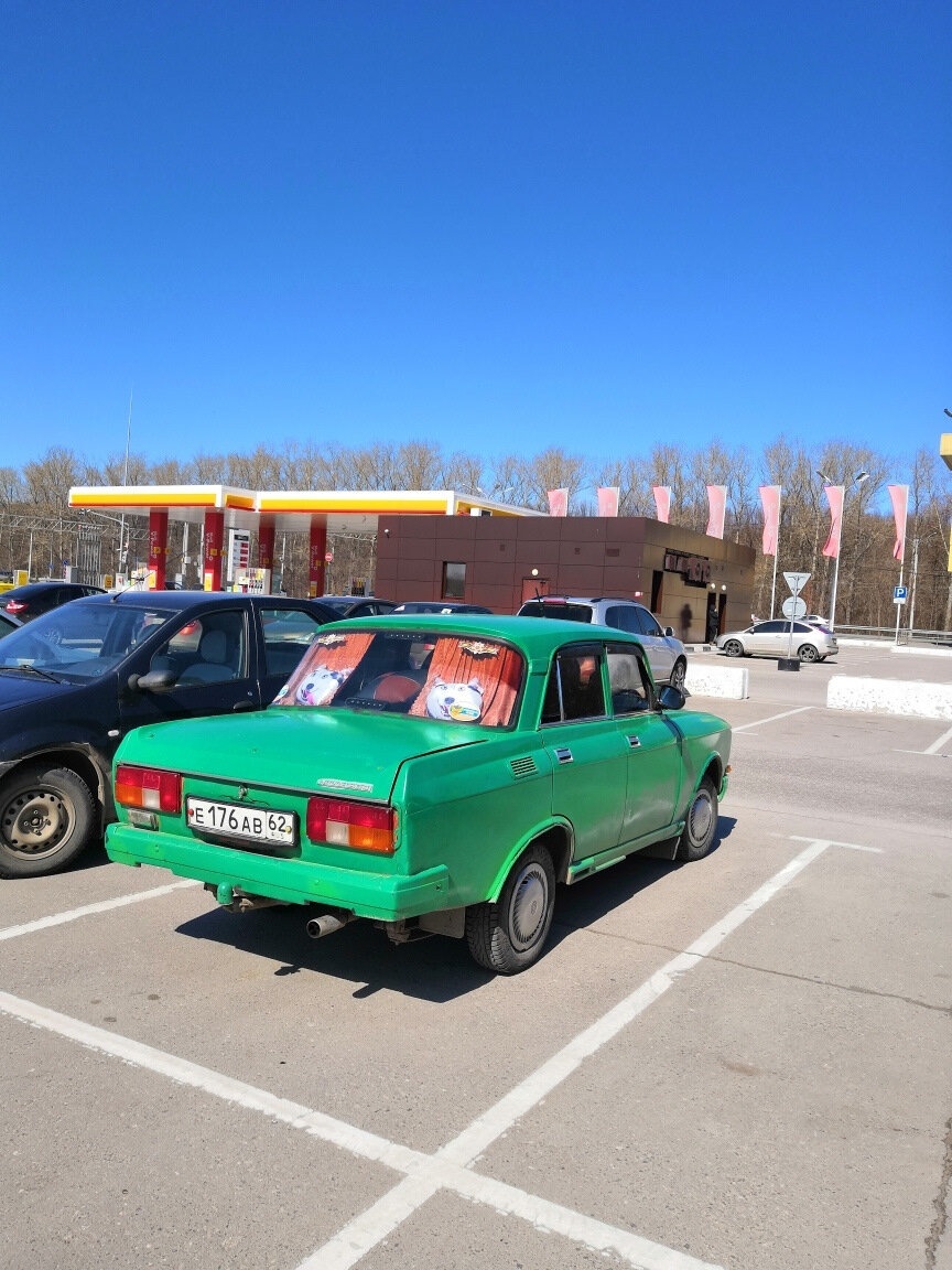 А еще он покрасил бампера в цвет кузова и поставил колпаки.