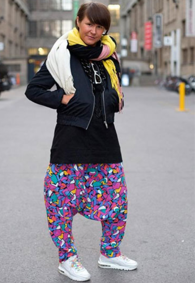 Девушка быстро одевается. Одевание ребенка. Малыши одеваются в детском саду. Одежда европейцев сейчас. Ребенок надевает одежду сам.