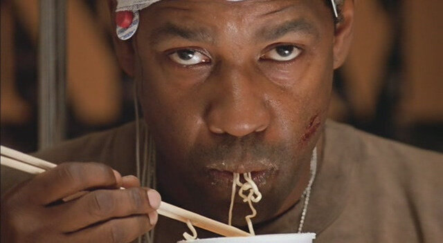 Если долго смотреть в глаза Дензелу Вашингтону на этом фото, то можно почувствовать, как вам тоже захочется навернуть "Доширака". 