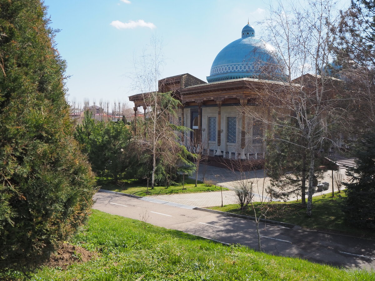 Такое нарядное здание в традиционном стиле