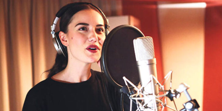 Фахрийе Эвджен в студии звукозаписи