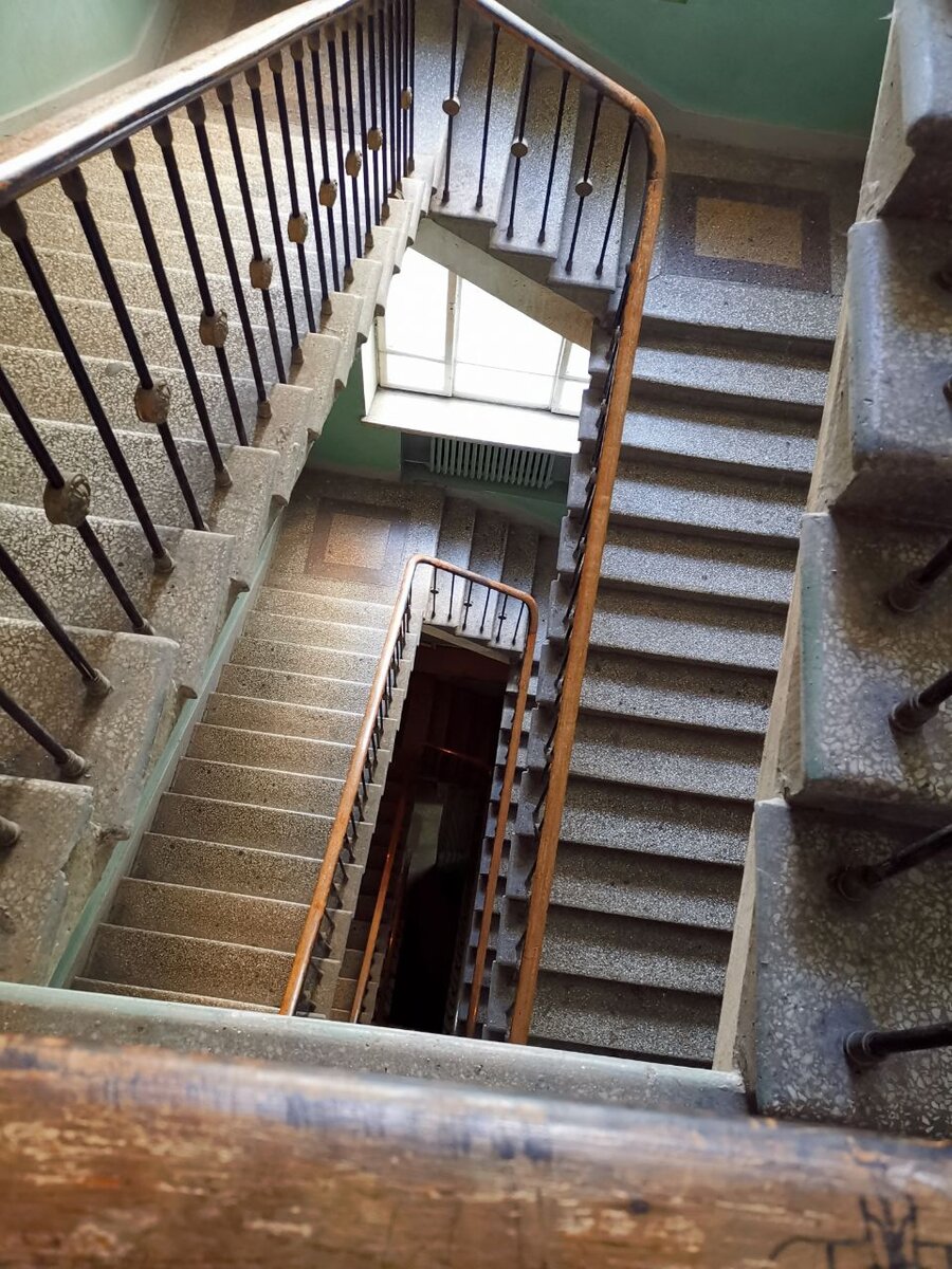Поднимаемся по исторической лестнице Химфака