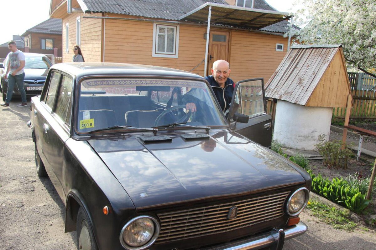  На ходу, всегда с пройденным техосмотром, с неповторимым черным советским номером БНД, Жигули-"копейка" Петра Мысливца - вероятно, самый старый "коренной" автомобиль в Дрогичине.