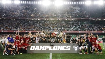 Фото: valenciacf.com1. «Валенсия» и Денис Черышев с трофеем. «Летучие мыши» завоевали Кубок Испании, переиграв финале «Барселону» - 2:1.
