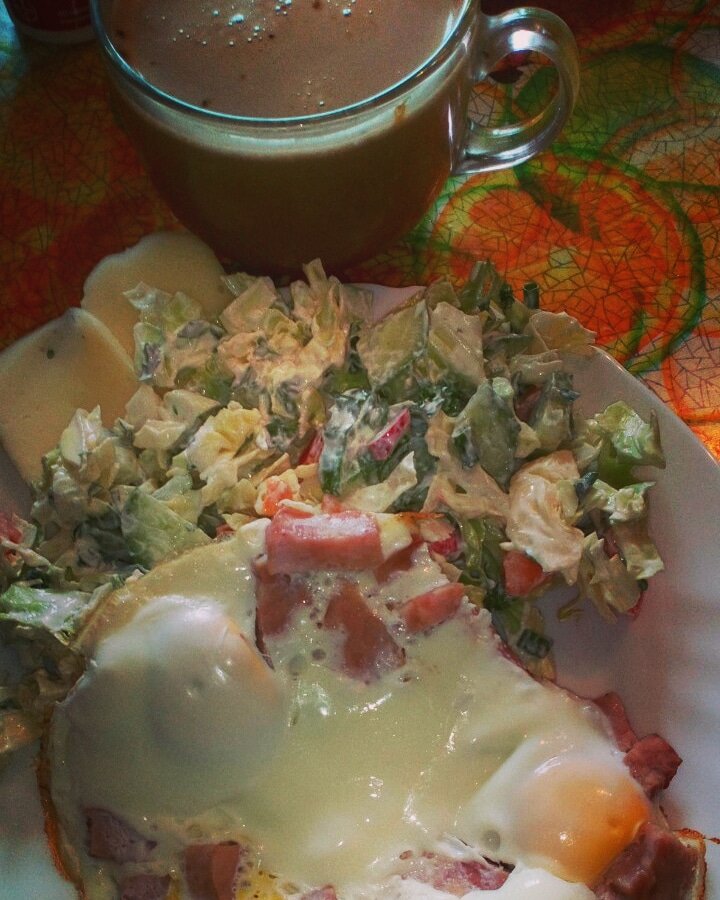 Глазунья с ветчиной, салат, сыр, кофе с молоком.