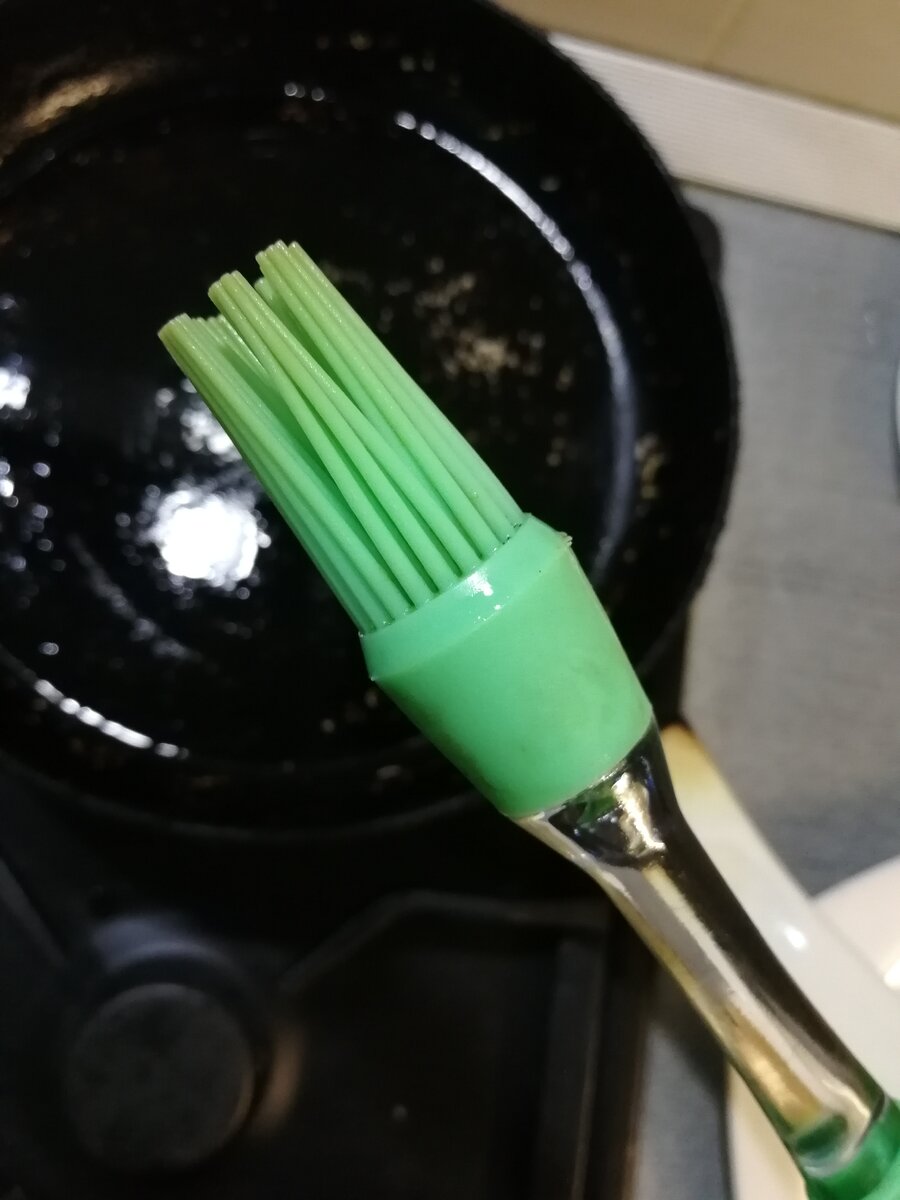 Так мы значительно уменьшаем количество масла для жарки, но оладьи не пристают и их легко переворачивать и снимать металлической лопаткой