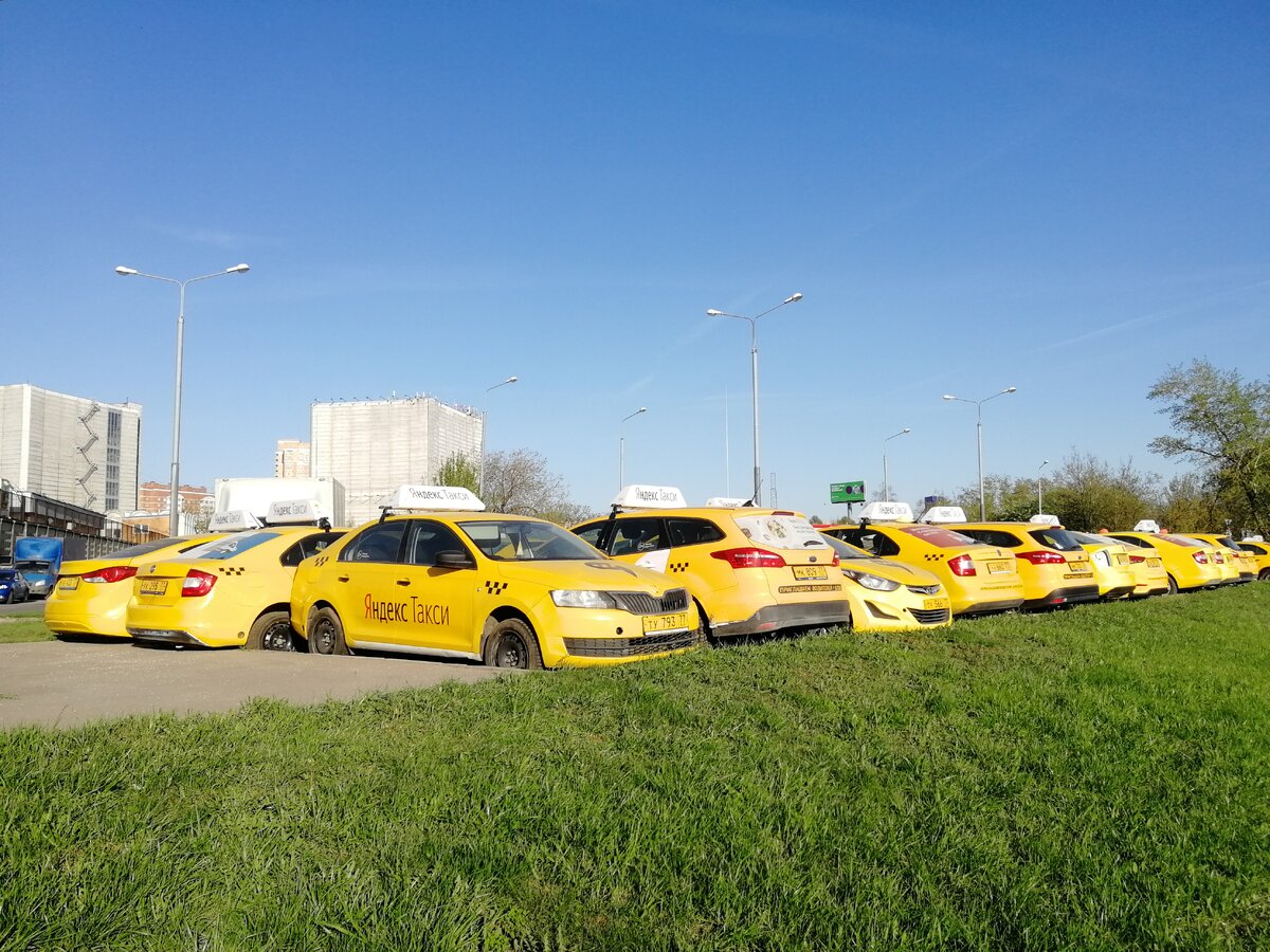 Ремонт таксопарков. Кладбище автомобилей такси. Желтый автопарк. Заброшенные такси.