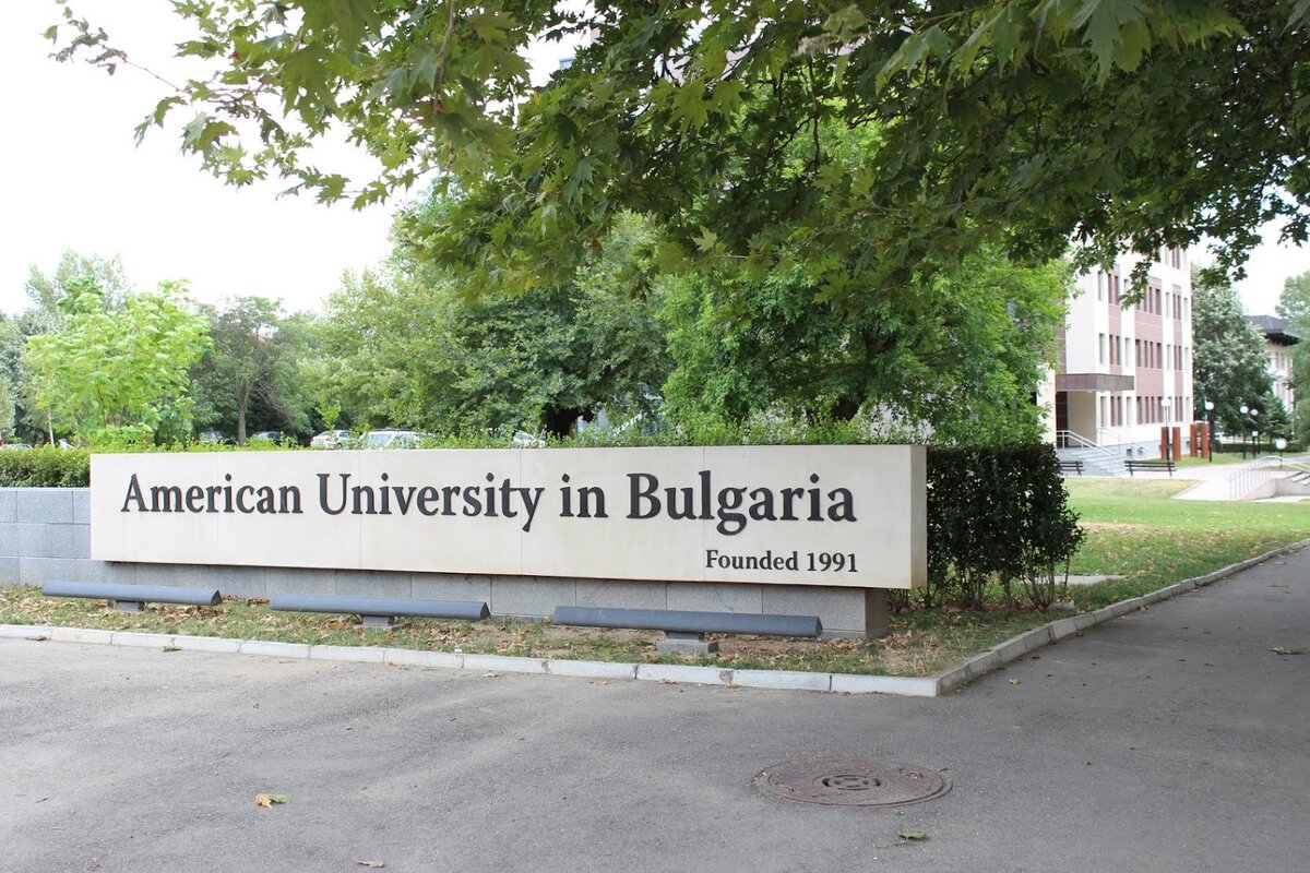 Вывеска университета у административного здания и кампуса "Скаптопара"