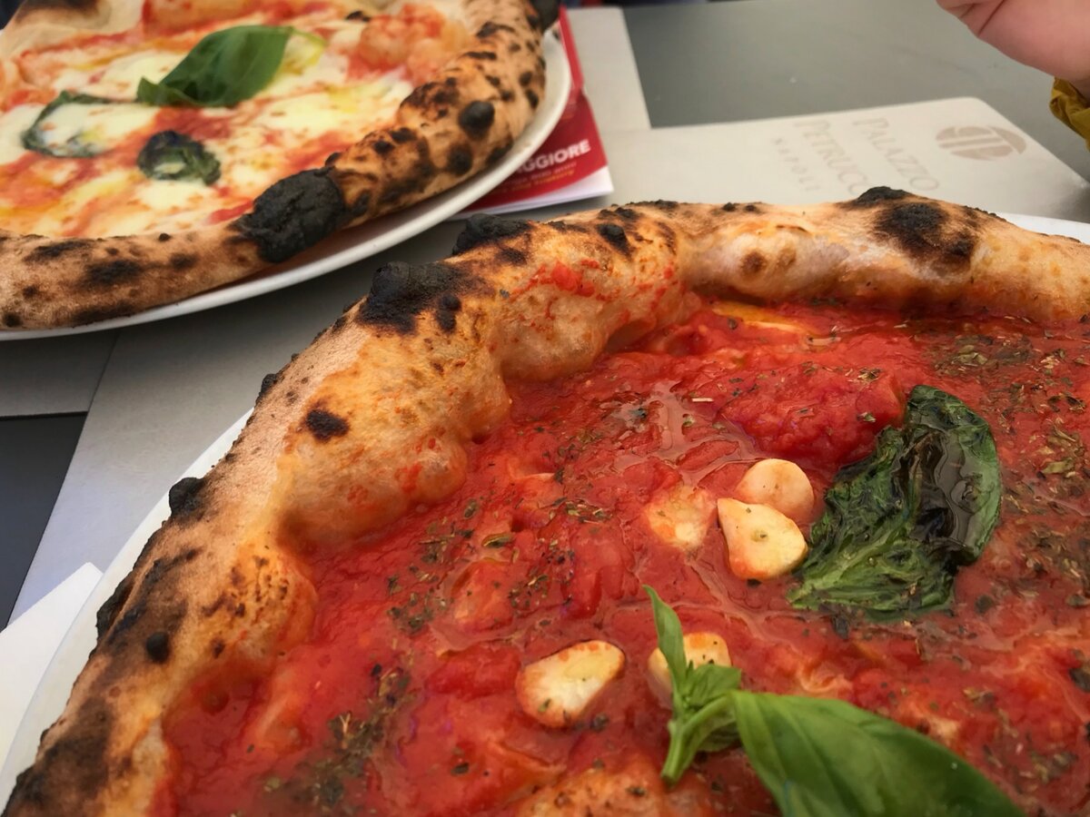 Еще одна классическая неаполитанская пицца "Маринара"