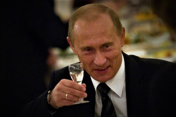Как Путин пьет водку и не пьянеет: хитрый метод от президента