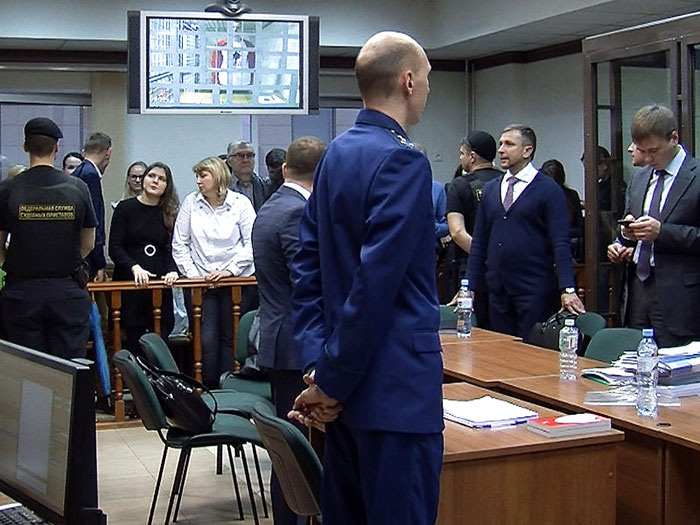 Анна Павликова с мамой в зале суда