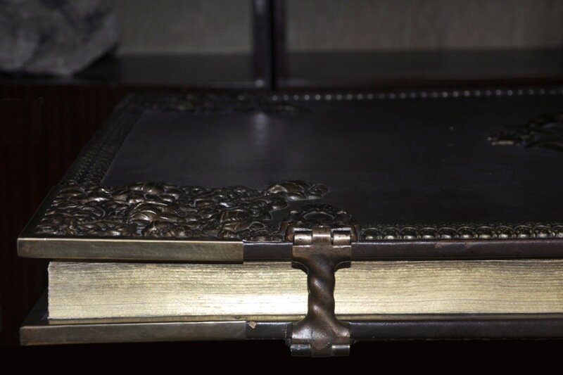 Настоящую Большую Книгу (56 × 82 см) вы можете увидеть в «Музее книги» НГОНБ: Географический атлас Фридриха Вильгельма Бранденбургского. XVII век.