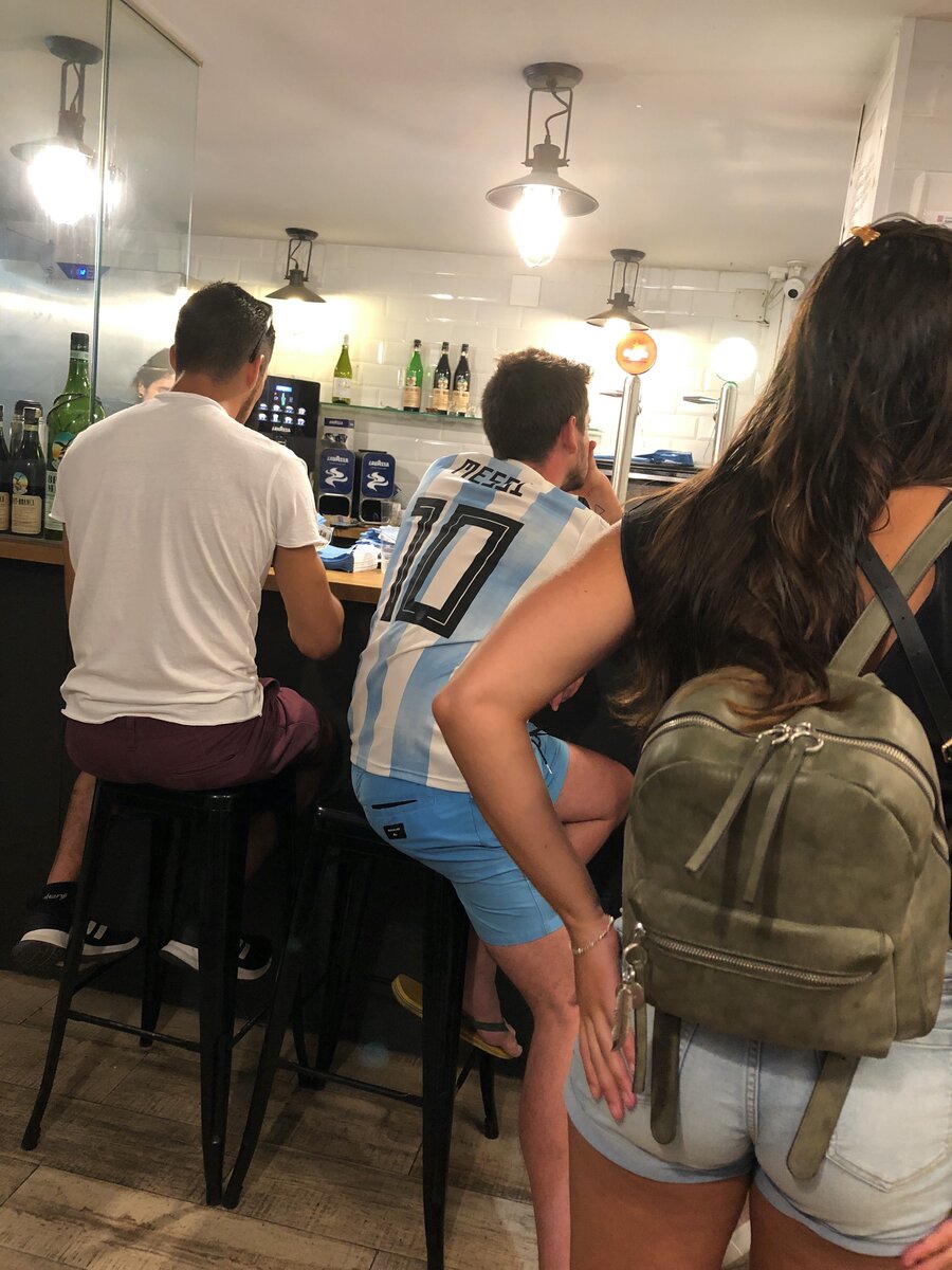 Если уж уходить в кафе, то надолго: парень полтора часа смотрел футбольный матч!