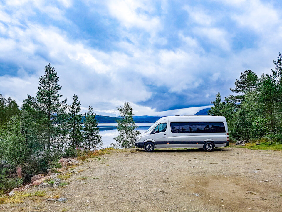 Полянка, лес, озеро — все что нужно для природного счастья