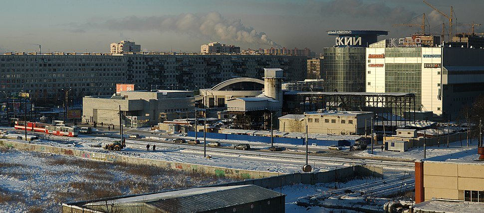 Перекресток Дыбенко-Большевиков. Источник: https://howlingpixel.com/i-ru/%D0%A3%D0%BB%D0%B8%D1%86%D0%B0_%D0%94%D1%8B%D0%B1%D0%B5%D0%BD%D0%BA%D0%BE_(%D1%81%D1%82%D0%B0%D0%BD%D1%86%D0%B8%D1%8F_%D0%BC%D0%B5%D1%82%D1%80%D0%BE)