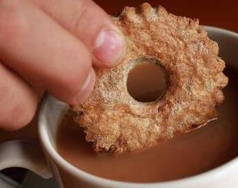 По результатам исследования, 25 миллионов взрослых людей получили травмы во время перерыва на чай или кофе – из них, по крайней мере, 500 человек попали в больницу. .Печенье с заварным кремом было признано злейшим обидчиком невинных любителей горячих напитков.