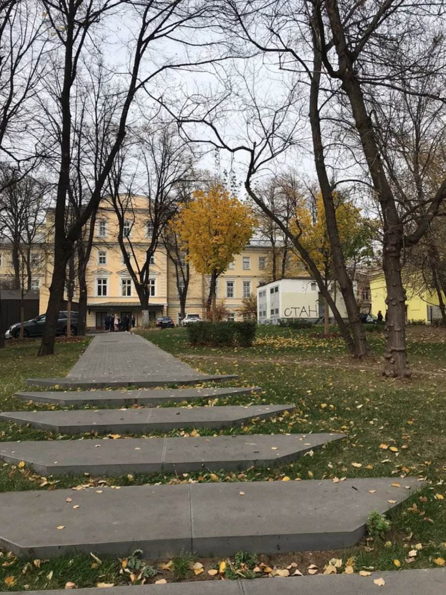 Вот такая тропинка ведет к главному входу особняка
