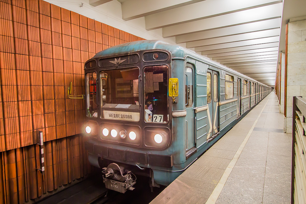 брендированный номерной медведково. 81 717 на крл. 81-717/714 электропоезд. последние номерные на калужско рижской линии. 5 лвз вм москва.