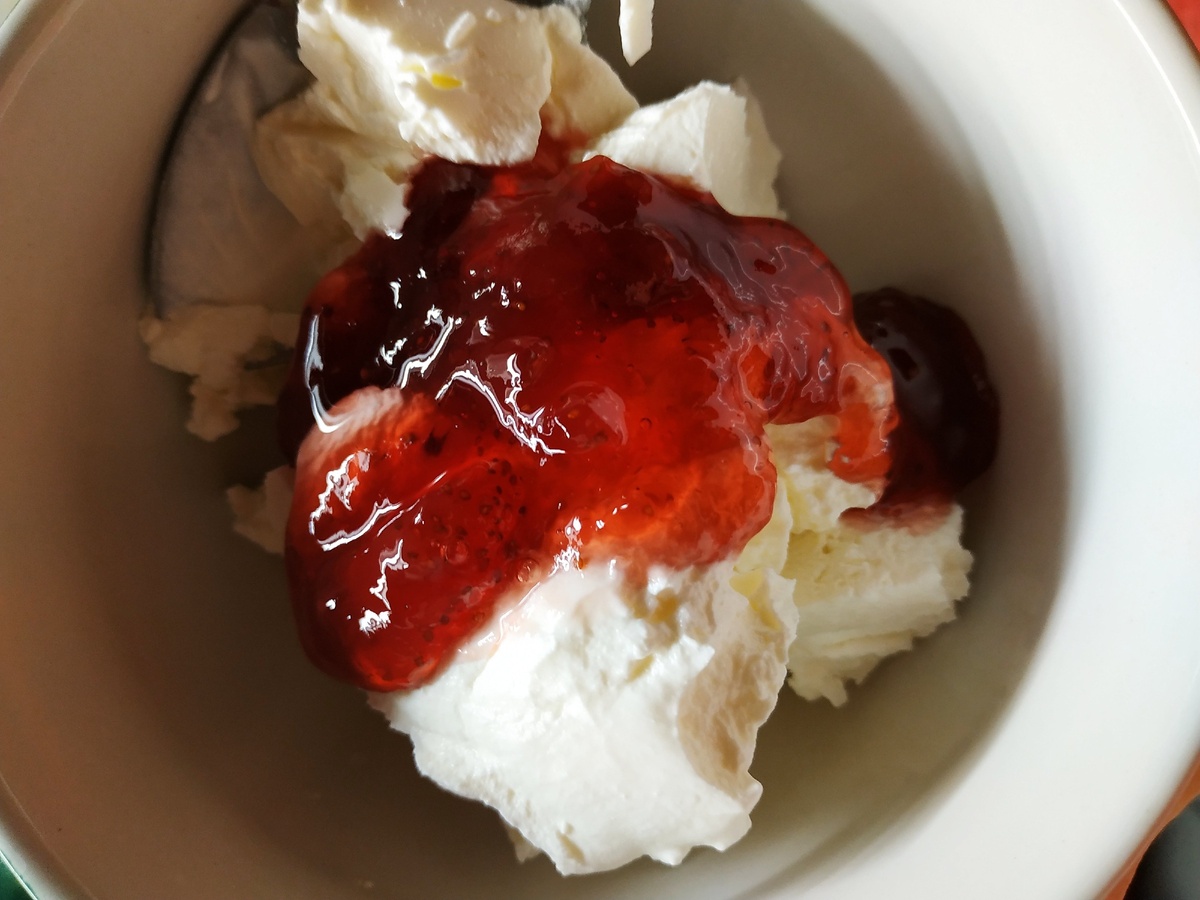 Творог со сметаной и клубничным вареньем