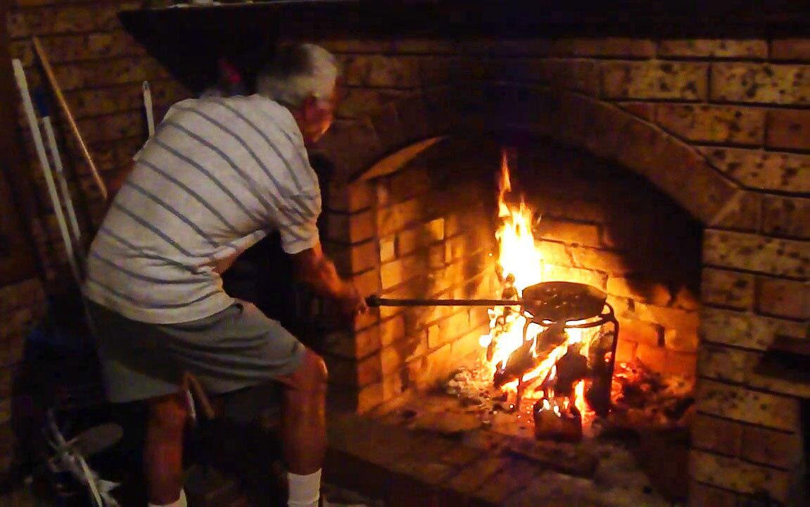 Итальянец жарит каштаны в камине