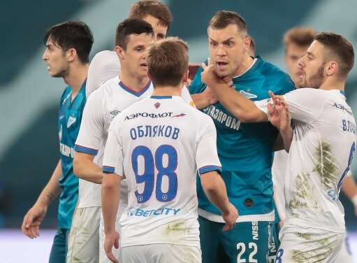 Артем Дзюба против Ивана Облякова... Фото Дениса Тырина/pfc-cska.com