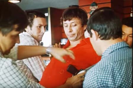 Кадр из фильма "Золотая мина" с Олегом Далем в главной роли