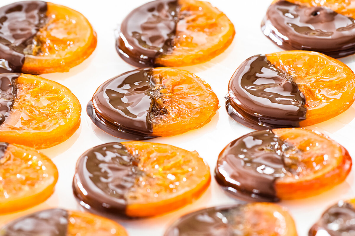 Карамелизированные цитрусовые. Карамелизировать киви мандарины. Апельсин карамелизированный газовой горелкой. Карамелизованные апельсины. Карамелизированный апельсин в шоколаде.