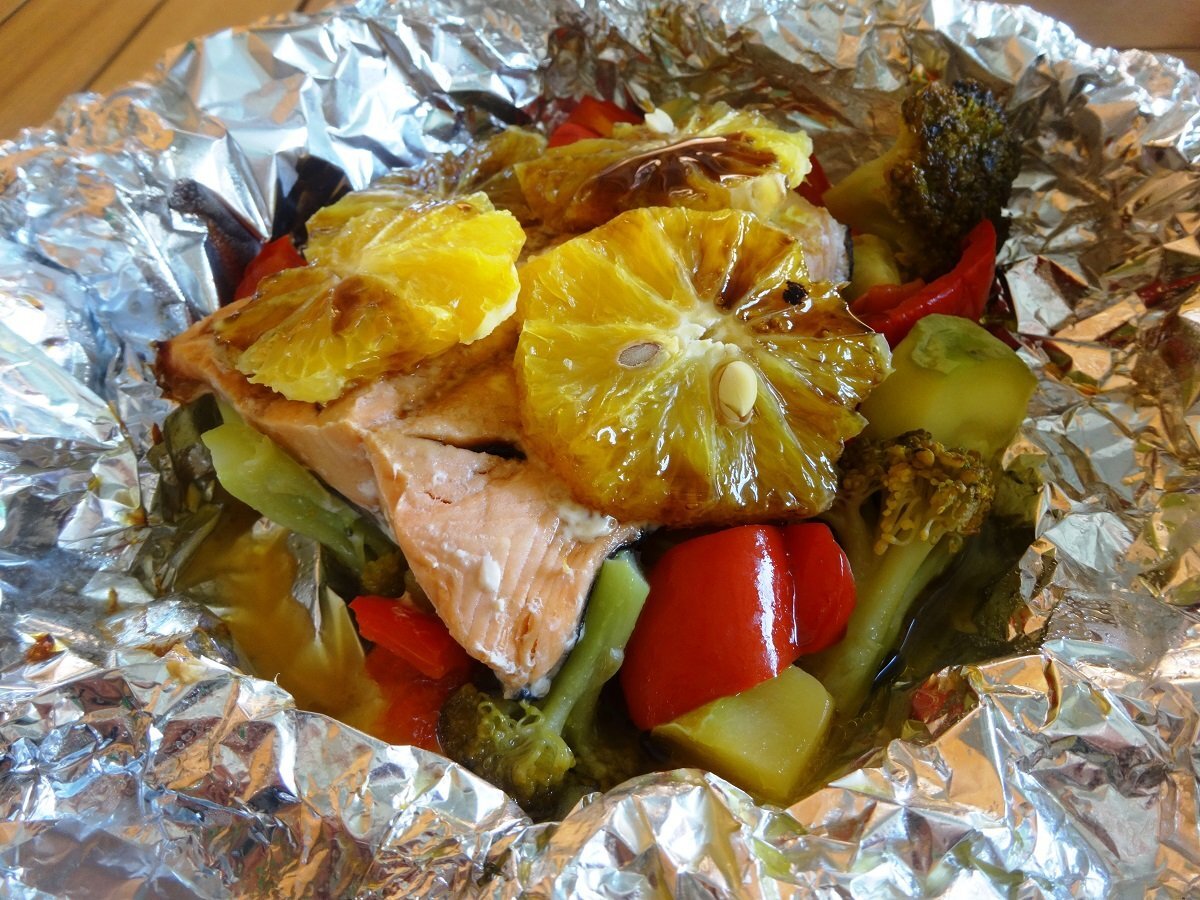 Овощи в духовке в фольге целиком. Запечённые овощи в духовке в фольге. Овощи в фольге. Курица в фольге в духовке. Овощи в духовке.