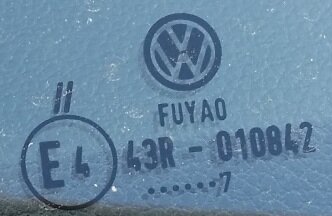 Общий вид маркировочной таблицы на лобовом стекле Volkswagen Polo Sedan. Автор kua1102