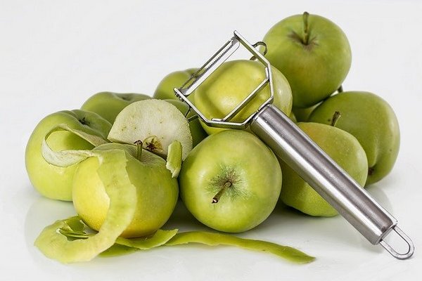 Некоторым больше нравятся яблоки в виде пюре, они также помогут справиться с болью в желудке (Фото: pixabay.com)