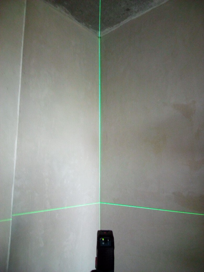 Вот так, с помощью лазерного уровня, принимает качество штукатурных работ (углов) бывший офицер стройбата