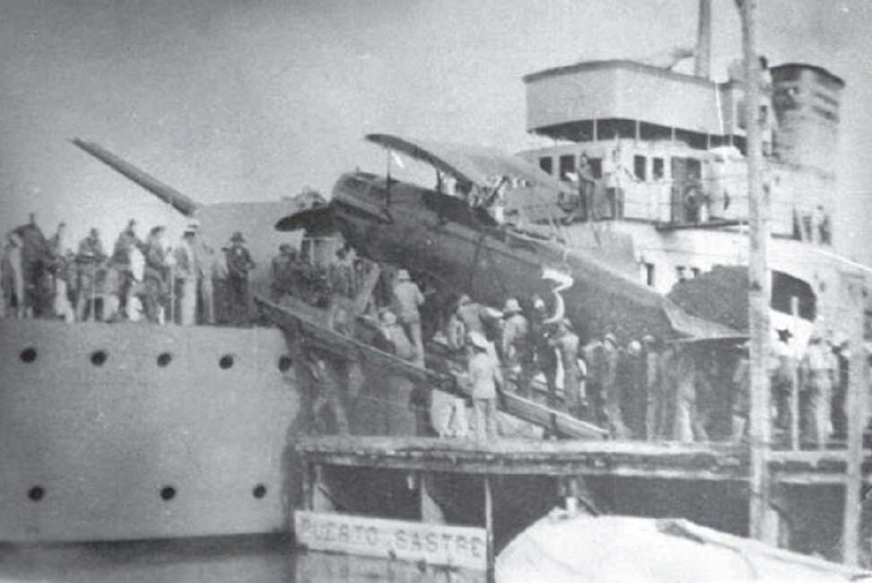 Парагвайские военные поднимают на борт канонерской лодки легкий бомбардировщик "Потэ" 25 А2, на котором летал лейтенант Исидоро Хара, участвовавший в операции снабжения по воздуху осажденной боливийскими войсками крепости Нанава. Парагвай, Пуэрто Састре, конец января 1933 года.