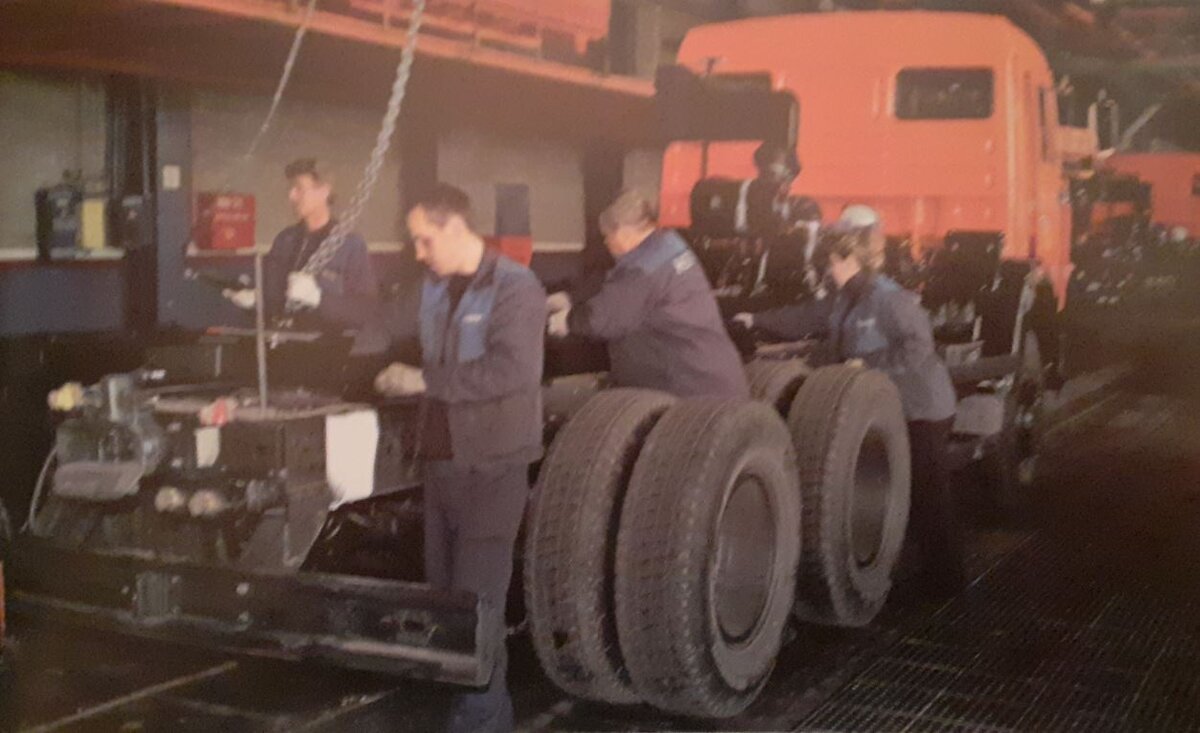 Сборка самосвала на современном шасси. Иллюстрация из книги "НЕФАЗ. Всегда в движении".