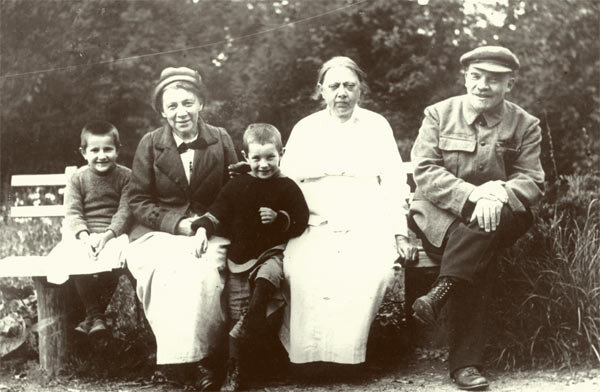 Владимир Ильич Ленин с супругой, сестрой и племянниками.