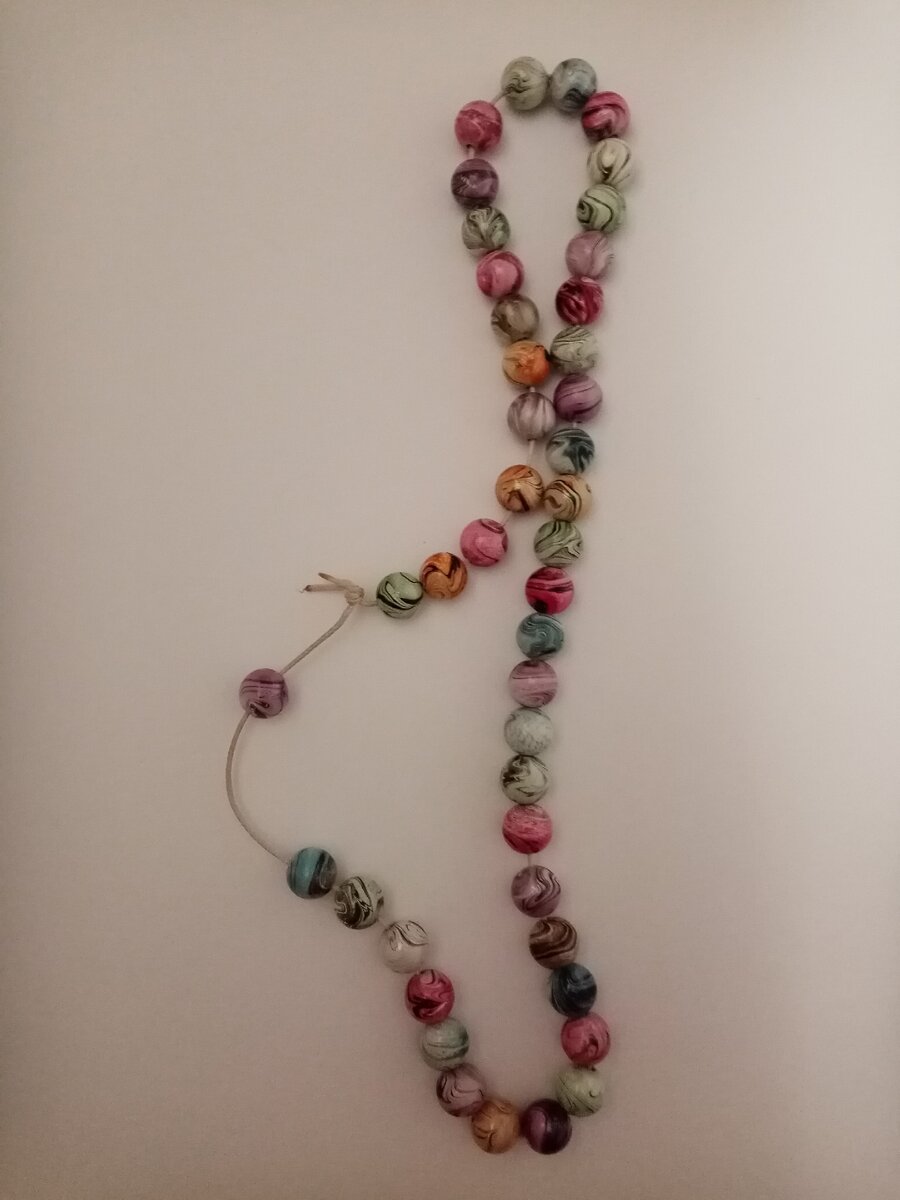 Крупные бусины на вощеном шнурке.
