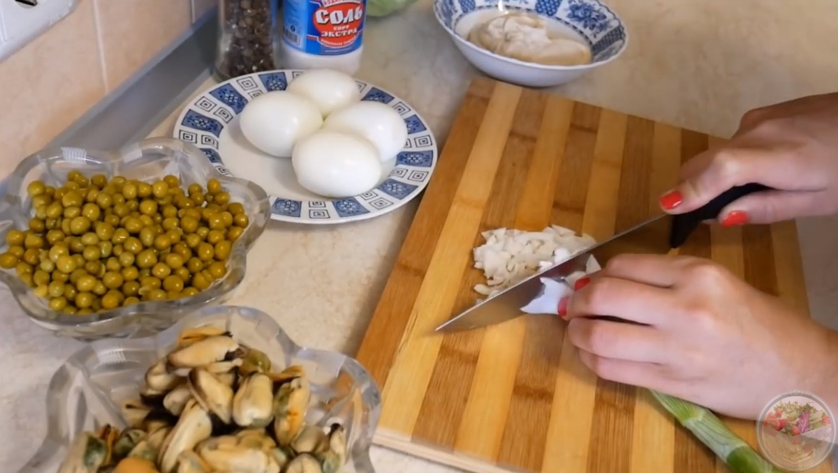 Измельчаем лук