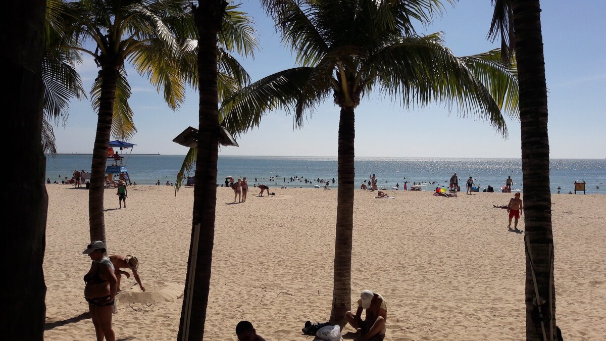 Нужна ли виза на хайнань в 2024. Дикий пляж Санья. Мале на острове Хайнань пляжи. Санья туалеты на пляже. Пляжи Хайнаня фото реальные.