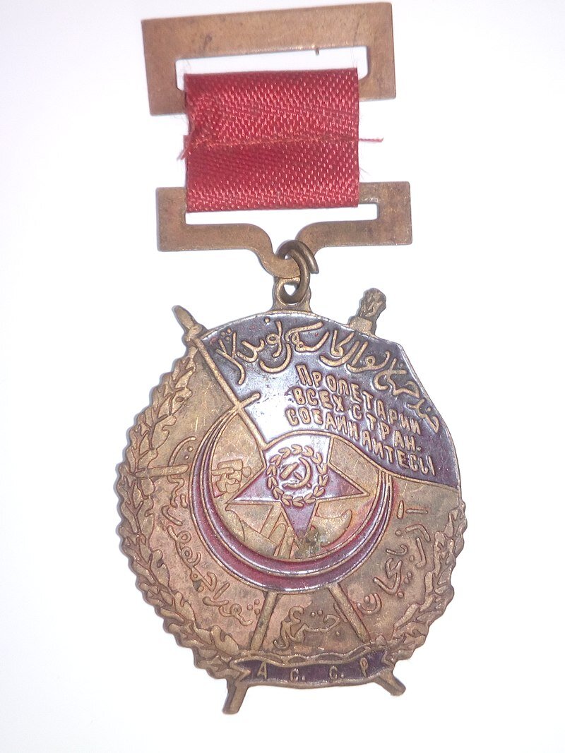 Орден Красного Знамени 1918 года. Звезда повёрнута двумя лучами вверх.