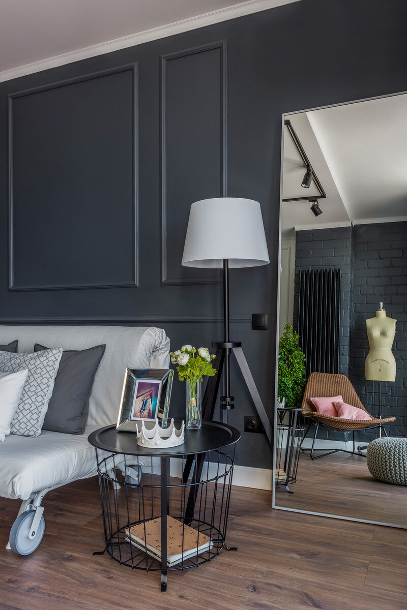 Зеркало у окна - отличный прием не только для расширения пространства, но и для того, чтобы сделать его светлее