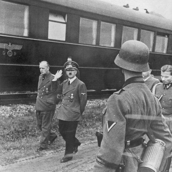 Адольф Гитлер с инспекционным визитом во время сентябрьской кампании.