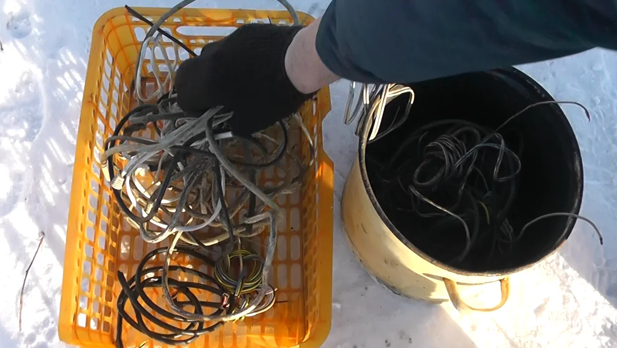 плотно сжимаем провода и закладываем в тару.