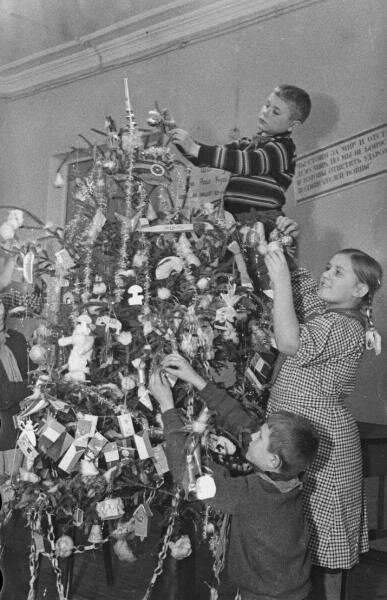 Новый год 1939. Довоенная елка. Новогодняя ёлка 1939. Довоенные новогодние елки. Советский человек с елкой.