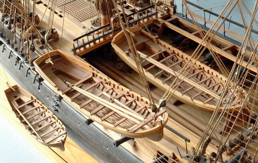 Палуба шлюпки. La Belle poule модель корабля. Корабль la Belle poule. HMS Victory (1765) модель корабля. HMS Victory 1765 модель.
