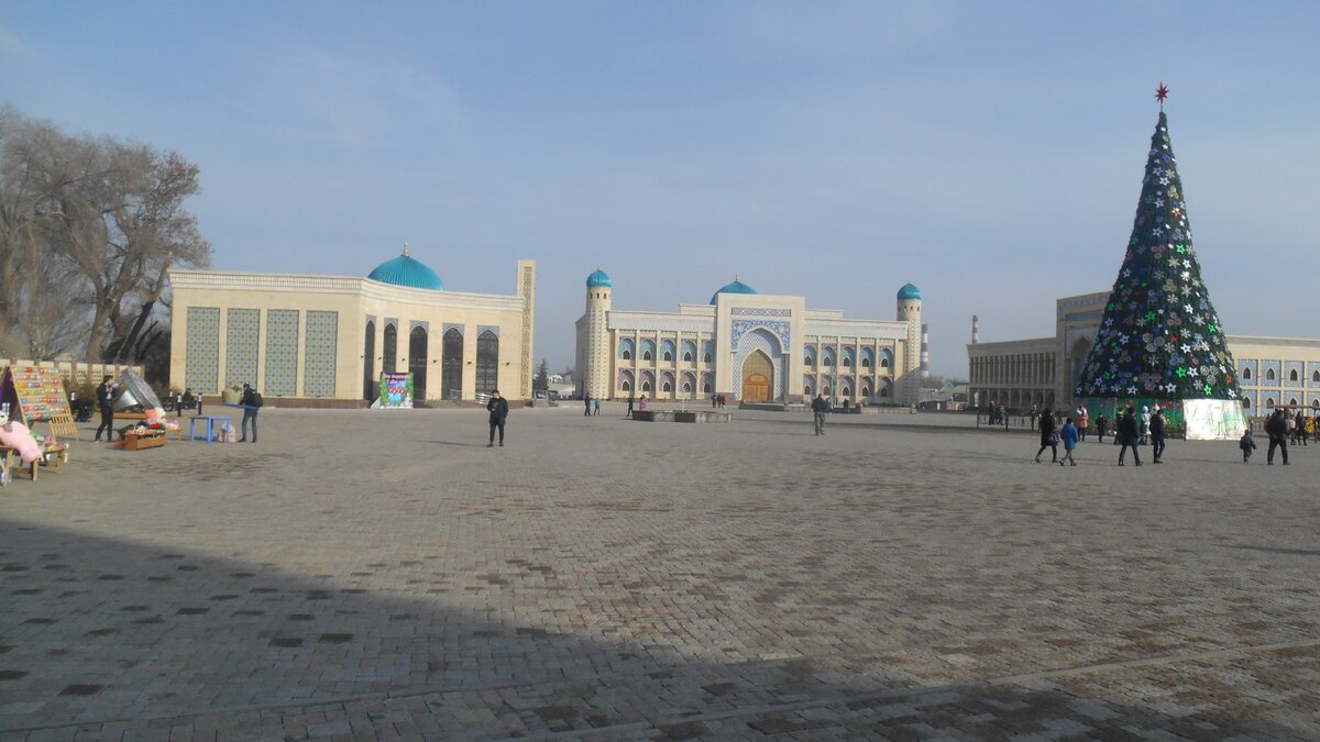 Бывшая площадь Жамбыла. Ныне — комплекс "Шахристан". Январь 2020 г. Фото автора.