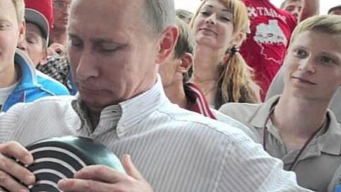 
Проверим Путина и в этом виде спорта. Он окружен молодыми людьми, и, видимо, пытается разорвать фрисби. Просто еще один обычный день в офисе Путина, не так ли? Путин занимался дзюдо и получил черный пояс, когда ему было 18. Он до сих пор тренируется.